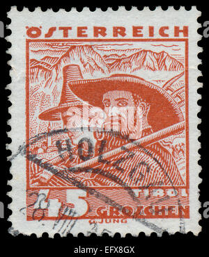 Österreich - ca. 1934: Eine Briefmarke gedruckt in Österreich zeigt Tirol - Mann und Frau in Tracht, ca. 1934 Stockfoto
