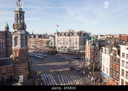 Der Munttoren ("Coin-Turm") oder Munt Tower in Amsterdam, Niederlande. Es steht auf der belebten Muntplein Quadrat. Stockfoto