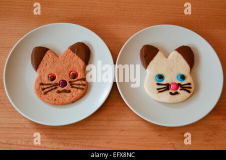 Lebkuchen und Shortbread Katze Kekse auf Platten Stockfoto