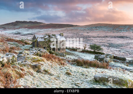 Dramatischen Sonnenuntergang über einem alten verlassenen Haus am Fuße des Brown Willy Bodmin Moor, der höchste Punkt im AdR Stockfoto