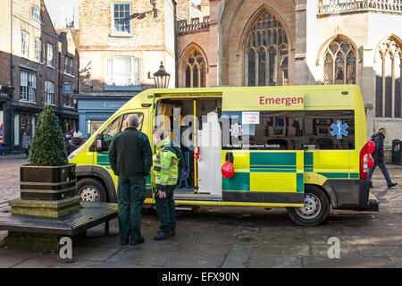 Ein Krankenwagen, geparkt im Zentrum von York bietet einen kostenlosen Blutdruck überprüfen an die Öffentlichkeit, Mitgliedern der Öffentlichkeit. Stockfoto