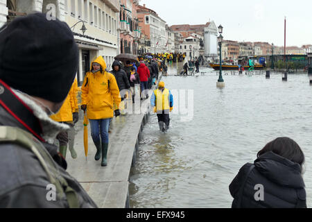 Venedig, 6. Februar 2015. Nach starkem Regen und starkem Wind stieg der Wasserstand um mehr als 1 Meter. Piazza San Marco befindet sich unter Wasser Stockfoto