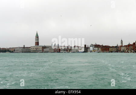 Venedig, 6. Februar 2015. Nach starkem Regen und starkem Wind stieg der Wasserstand um mehr als 1 Meter. Stockfoto