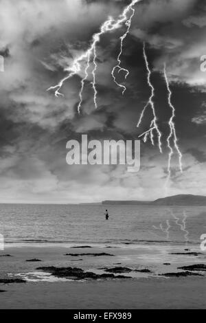 einsamen Fischer angeln während eines Gewitters im Fluss Shannon county Kerry Irland Stockfoto