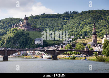 Die historische Stadt Cochem an der Mosel mit Cochem Burg im Hintergrund. Stockfoto