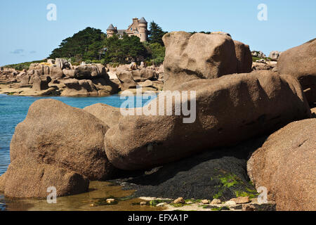 Ile de Costaèrés und das Chateau de Costaèrés auf der rosa Granit Küste, Bretagne, Frankreich Stockfoto