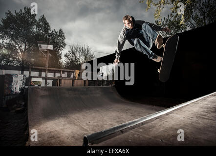 Skateboarding auf Miniramp, flip 360 Fakie, Berlin, Deutschland Stockfoto