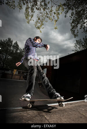 Skateboarden auf Miniramp, Fieble Grind, Berlin, Deutschland Stockfoto
