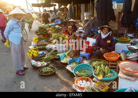 Obst und Gemüse-Lieferanten auf dem Großmarkt, Hoi an, Vietnam. Stockfoto