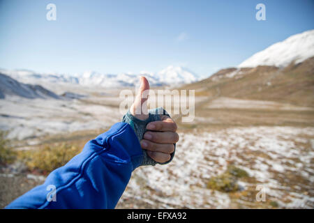 Junge Womans Hand geben Daumen nach oben, Mount Mckinley, Denali National Park, Alaska, USA Stockfoto