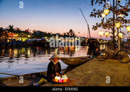 Frau verkaufen Schwimmkerzen, Hoi an, Vietnam. Stockfoto