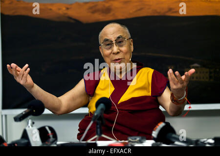 Kopenhagen, Dänemark. 11. Februar 2015. Dalai Lama beginnt seinen zweitägigen Besuch in Dänemark mit einer Pressekonferenz. Die westliche Welt muss enge Beziehungen zu China auf positive Weise um Vermutungen über den Westen, Demokratie zu entfernen und frei zu sein, sagte er. Bildnachweis: OJPHOTOS/Alamy Live-Nachrichten Stockfoto