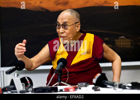 Kopenhagen, Dänemark. 11. Februar 2015. Dalai Lama beginnt seinen zweitägigen Besuch in Dänemark mit einer Pressekonferenz. Die westliche Welt muss enge Beziehungen zu China auf positive Weise um Vermutungen über den Westen, Demokratie zu entfernen und frei zu sein, sagte er. Bildnachweis: OJPHOTOS/Alamy Live-Nachrichten Stockfoto