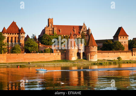 Teutonischen Schloss in Marienburg von der Nogat (Westseite) gesehen. Stockfoto