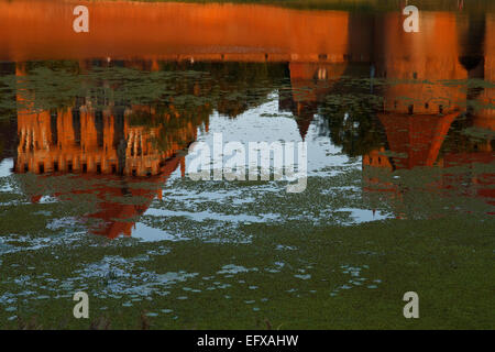 Teutonischen Schloss Marienburg spiegelt sich im Fluss Nogat. Stockfoto