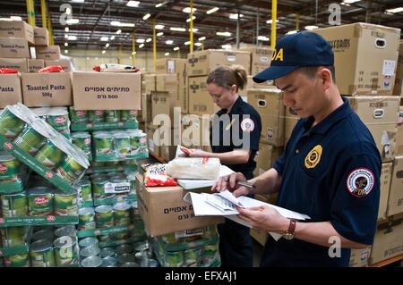 Ein US Food und Drug Administration Feld Inspektoren Check importierte Lebensmittel auf Anzeichen von Kontamination oder Verderb und bereitet Proben zur Laboranalyse 4. Februar 2009 in Los Angeles, Kalifornien. Stockfoto