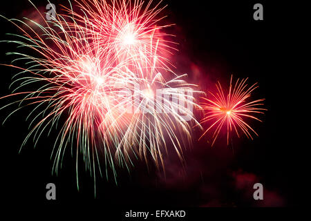 Hellen Feuerwerk gegen schwarzen Himmel Stockfoto