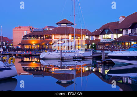 Boote vor Anker in der Marina in Port Solent, in der Abenddämmerung, Portsmouth, Hampshire, England UK Stockfoto