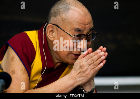 Kopenhagen, Dänemark. 11. Februar 2015. Dalai Lama grüßt die Presse während seiner Pressekonferenz im Bella Sky Hotel in Kopenhagen. Bildnachweis: OJPHOTOS/Alamy Live-Nachrichten Stockfoto