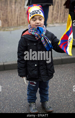 Kopenhagen, Dänemark. 11. Februar 2015. Kleiner Junge mit die tibetische Flagge und eine Mütze, die besagt: SAVE TIBET. Er war in der Bella Sky Hotel and Conference Center in Kopenhagen zusammen mit seinen Eltern und anderen Mitgliedern der tibetischen Gemeinschaft in Dänemark um den Dalai Lama Besuch in der dänischen Hauptstadt heute und Donnerstag feiern. Bildnachweis: OJPHOTOS/Alamy Live-Nachrichten Stockfoto