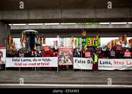 Kopenhagen, Dänemark. 11. Februar 2015. Protestkundgebung in Kopenhagen gegen Dalai Lama, der die Stadt an diesem Mittwoch und Donnerstag besucht. Die Demonstranten werden von der VÖLKERGEMEINSCHAFT SHUGDEN. Sie beschuldigen des Dalai Lama für Heuchelei, religiöse Intoleranz und Verfolgung der Gläubigen von der "Weisheitsbuddha", DORJE SHUGDEN. Es gibt rund 4 Millionen SHUGDEN Gläubige im Exil aus Tibet. Bildnachweis: OJPHOTOS/Alamy Live-Nachrichten Stockfoto