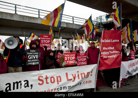 Kopenhagen, Dänemark. 11. Februar 2015. Protestkundgebung in Kopenhagen gegen Dalai Lama, wer die Stadt am Mittwoch besucht und Thursday.The Demonstranten aus der internationalen SHUGDEN-COMMUNITY sind. Sie beschuldigen des Dalai Lama für Heuchelei, religiöse Intoleranz und Verfolgung der Gläubigen von der "Weisheitsbuddha", DORJE SHUGDEN. Es gibt rund 4 Millionen SHUGDEN Gläubige im Exil aus Tibet. Bildnachweis: OJPHOTOS/Alamy Live-Nachrichten Stockfoto