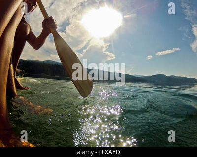 Nahaufnahme von zwei jungen Männern Ruderboot am See, Mount Hood, Oregon, USA Stockfoto