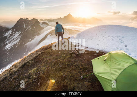 Junge männliche Wohnmobil betrachten, Allgäu, Oberstdorf, Bayern, Deutschland Stockfoto