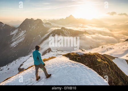 Junge männliche Berg Trekker betrachten der Wolken, Allgäu, Oberstdorf, Bayern, Deutschland Stockfoto