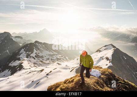 Junge männliche Berg Trekker auf Bergrücken in den Bayerischen Alpen, Oberstdorf, Bayern, Deutschland Stockfoto