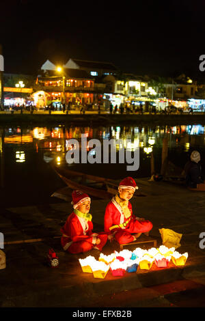 Kinder verkleidet als Weihnachtsmann, Schwimmkerzen, Hoi an, Vietnam zu verkaufen. Stockfoto