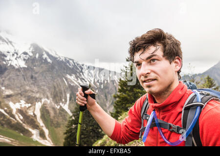 Porträt des jungen männlichen Wanderer, Oberstdorf, Bayern, Deutschland Stockfoto