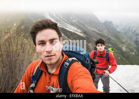 Selbstporträt von zwei Brüdern Mountainbike, Wandern, Allgäu, Oberstdorf, Bayern, Deutschland Stockfoto