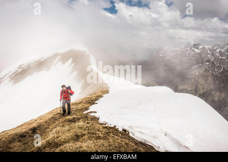 Junger Mann Bergwandern in den Bayerischen Alpen, Oberstdorf, Bayern, Deutschland Stockfoto