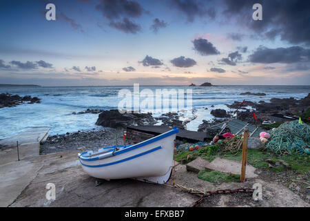 Angelboot/Fischerboot am Strand von des Priesters Bucht in der Nähe von Lands End in Cornwall Stockfoto