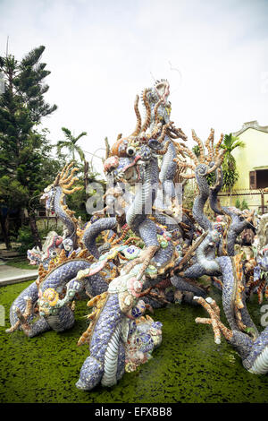 Drachenstatue auf Kantonesisch Montagehalle (Quang Trieu), Hoi an, Vietnam. Stockfoto