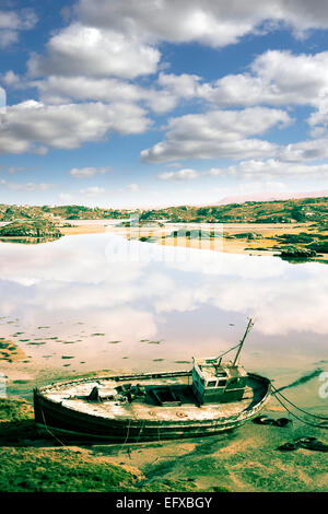 altes Fischerboot, gestrandet auf einer Küste Strand im County Donegal, Irland Stockfoto