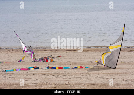 Drachen auf dem Sand beim Weymouth Kite Festival, Dorset UK im Mai Stockfoto