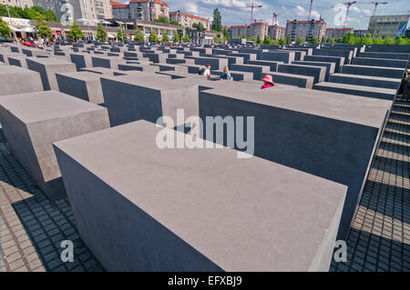 Berlin, Deutschland - 8. Juni 2013: The Holocaust-Mahnmal und moderne Gebäude in Berlin, Deutschland. Die Gedenkstätte widmet sich der Stockfoto