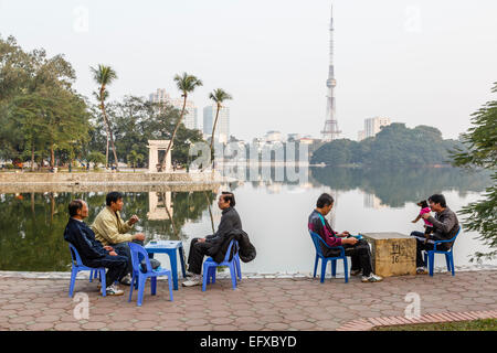 Menschen sitzen am Bay Mau See, Hanoi, Vietnam. Stockfoto