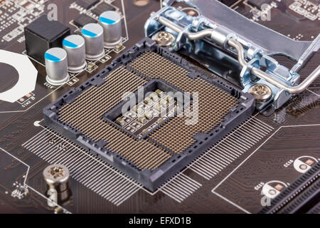 Leere CPU-Prozessorsockel mit pins auf motherboard Stockfoto
