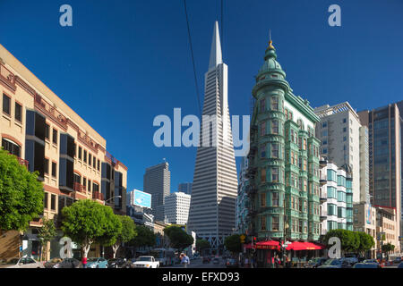 TRANSAMERICA PYRAMID TOWER (©WILLIAM PEREIRA 1972) SENTINEL BUILDING (©SALFIELD & KOHLBERG 1907) COLUMBUS AVENUE SAN FRANCISCO CALIFORNIA USA Stockfoto