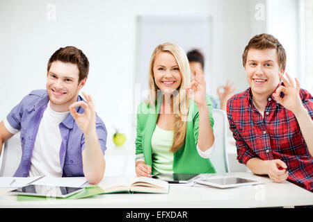 Studenten mit Tablet-Pcs zeigen ok Sign. Stockfoto