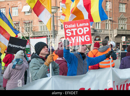 Aktivisten in Kopenhagen versammeln, um gegen den Dalai Lama zu protestieren, die sie sagen, die Shugden-Leute verfolgt. Stockfoto