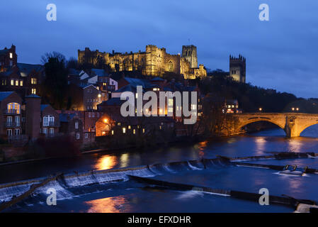 Durham Castle und die Kathedrale neben den Fluss tragen in der Nacht Stockfoto