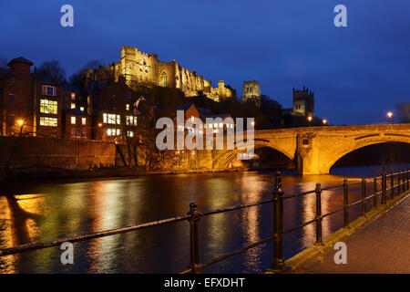 Durham Castle und die Kathedrale neben den Fluss tragen in der Nacht Stockfoto