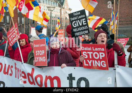 Aktivisten in Kopenhagen versammeln, um gegen den Dalai Lama zu protestieren, die sie sagen, die Shugden-Leute verfolgt. Stockfoto