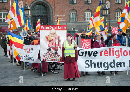 Aktivisten in Kopenhagen versammeln, um gegen den Dalai Lama zu protestieren, die sie sagen, die Shugden-Leute verfolgt. Stockfoto