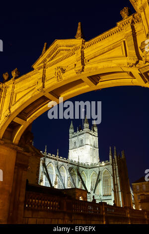 Bath Abbey und York Street Bogen in der Nacht Stockfoto