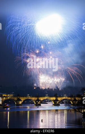 Prag-Silvester-Feuerwerk über die Karlsbrücke und der Fluss Vltava (Moldau) Stockfoto